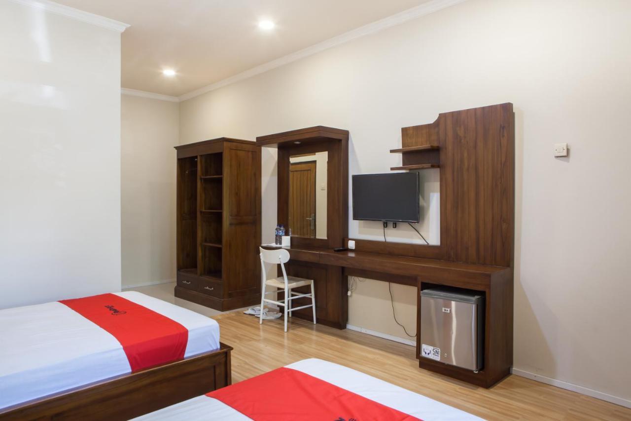 Reddoorz Plus Near Mall Roxy Banyuwangi Banyuwangi  Exterior photo