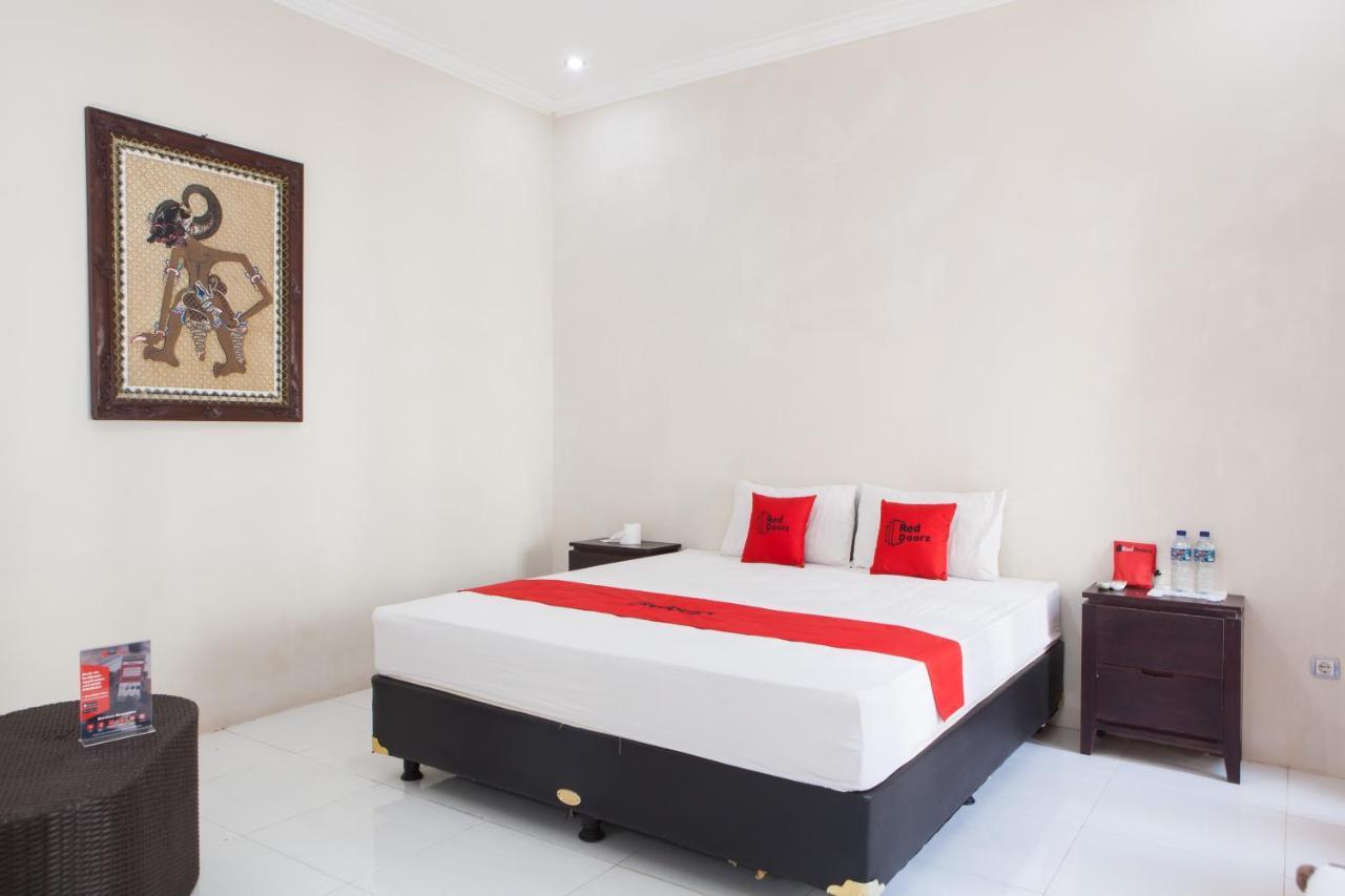 Reddoorz Plus Near Mall Roxy Banyuwangi Banyuwangi  Exterior photo